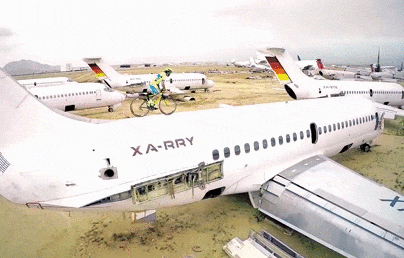 Nhao lon xe dap tren than may bay hinh anh