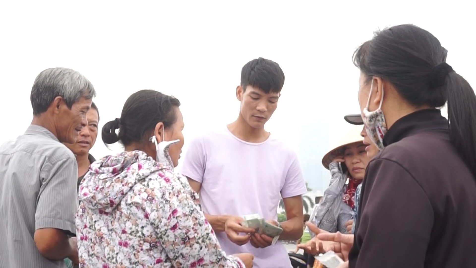 Ve cho den tran DT Viet Nam - Man City co sau 5 phut hinh anh