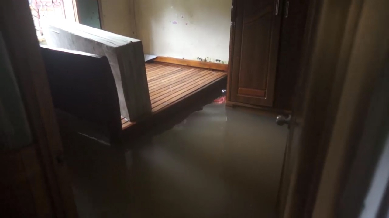 Do dac noi lenh benh tren nuoc lu hinh anh