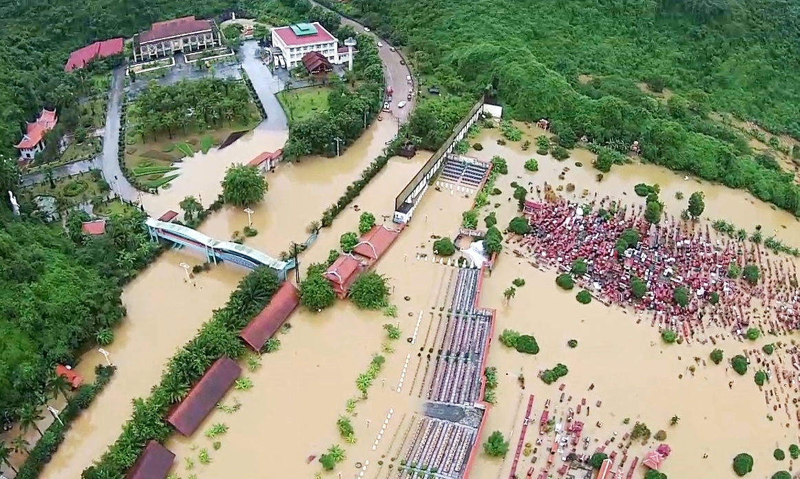Canh ghe thuyen di tren duong pho o Quang Ninh hinh anh
