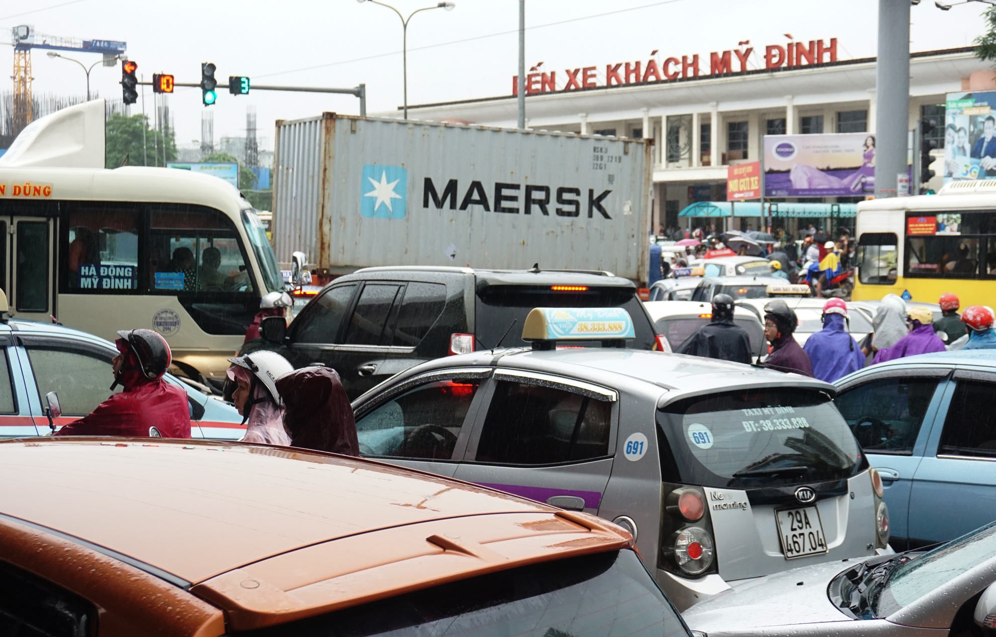 Canh giao thong hon loan truoc cong ben xe My Dinh hinh anh