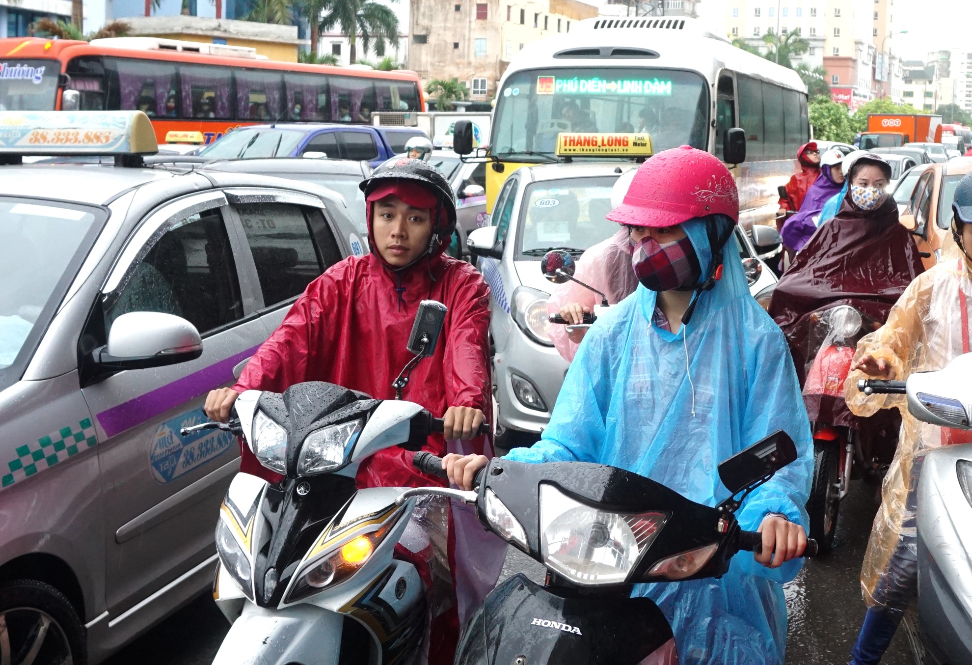 Theo quan sát của Zing.vn, tình trạng tắc đường bắt đầu trong cơn mưa và kéo dài hơn 1 giờ sau đó.