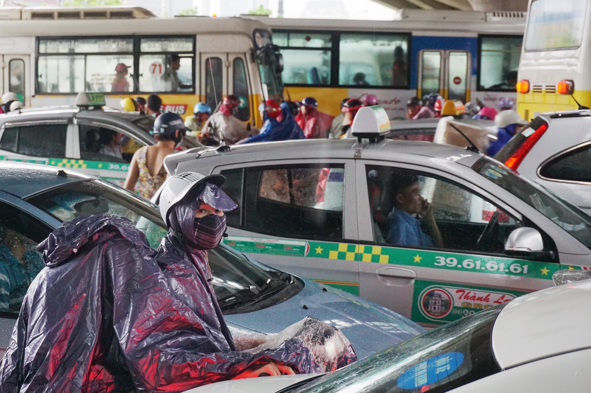 Tất cả đều đổ dồn về một nút giao nên tắc đường là điều không tránh khỏi. Ông Bền làm nghề xe ôm ở bến xe Mỹ Đình cho biết: 