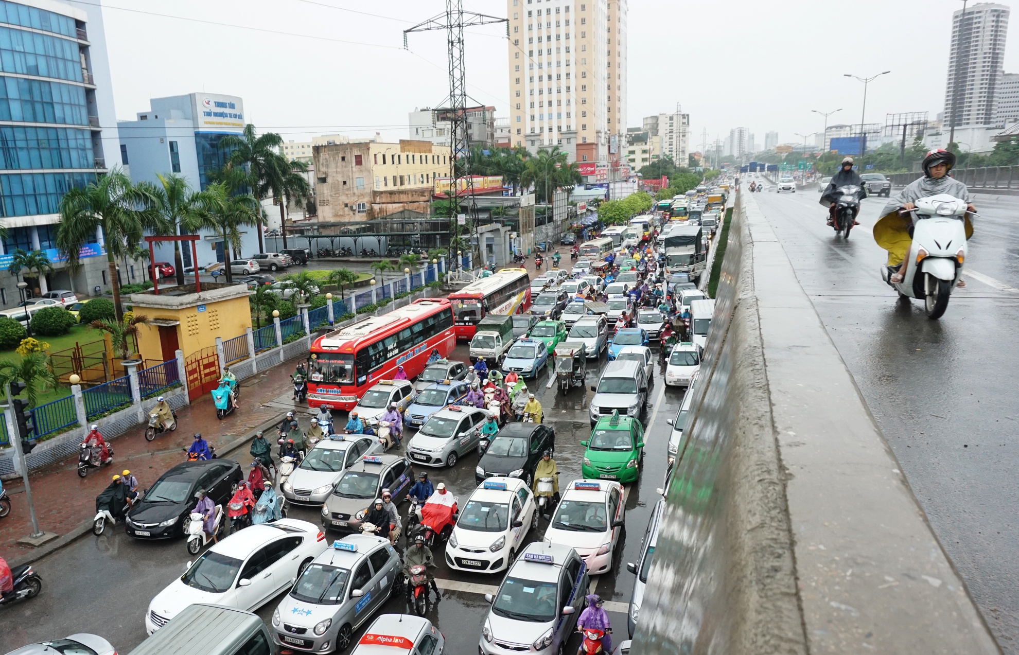 Phía dưới chặt cứng nên nhiều người đã bất chấp nguy hiểm phi xe máy đi vào đường trên cao.