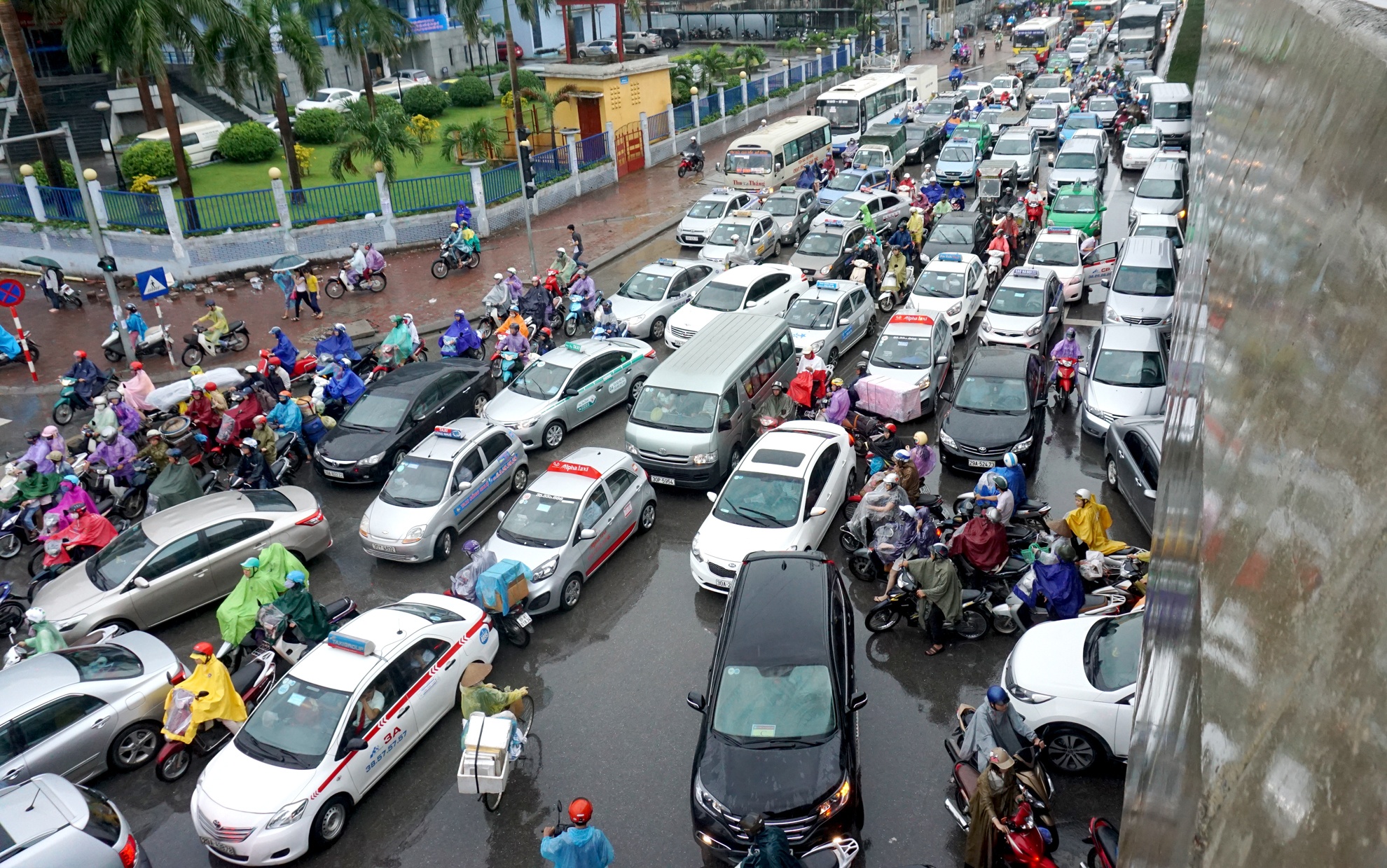 Sau cơn mưa lớn, giao thông tại ngã tư Phạm Hùng - Tôn Thất Thuyết (đoạn trước cổng bến xe Mỹ Đình) trở nên hỗn loạn, hàng nghìn phương tiện nối đuôi nhau bóp còi inh ỏi. 