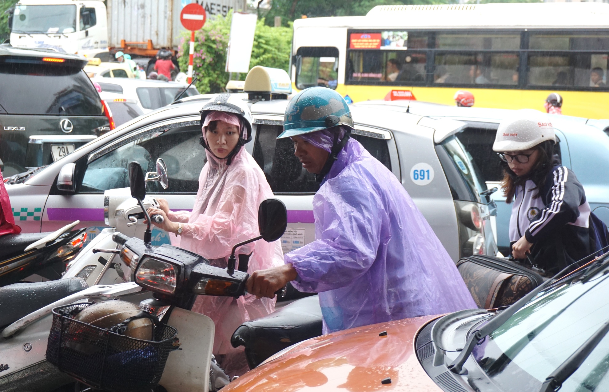 Giao thong Ha Noi hon loan sau con mua lon hinh anh