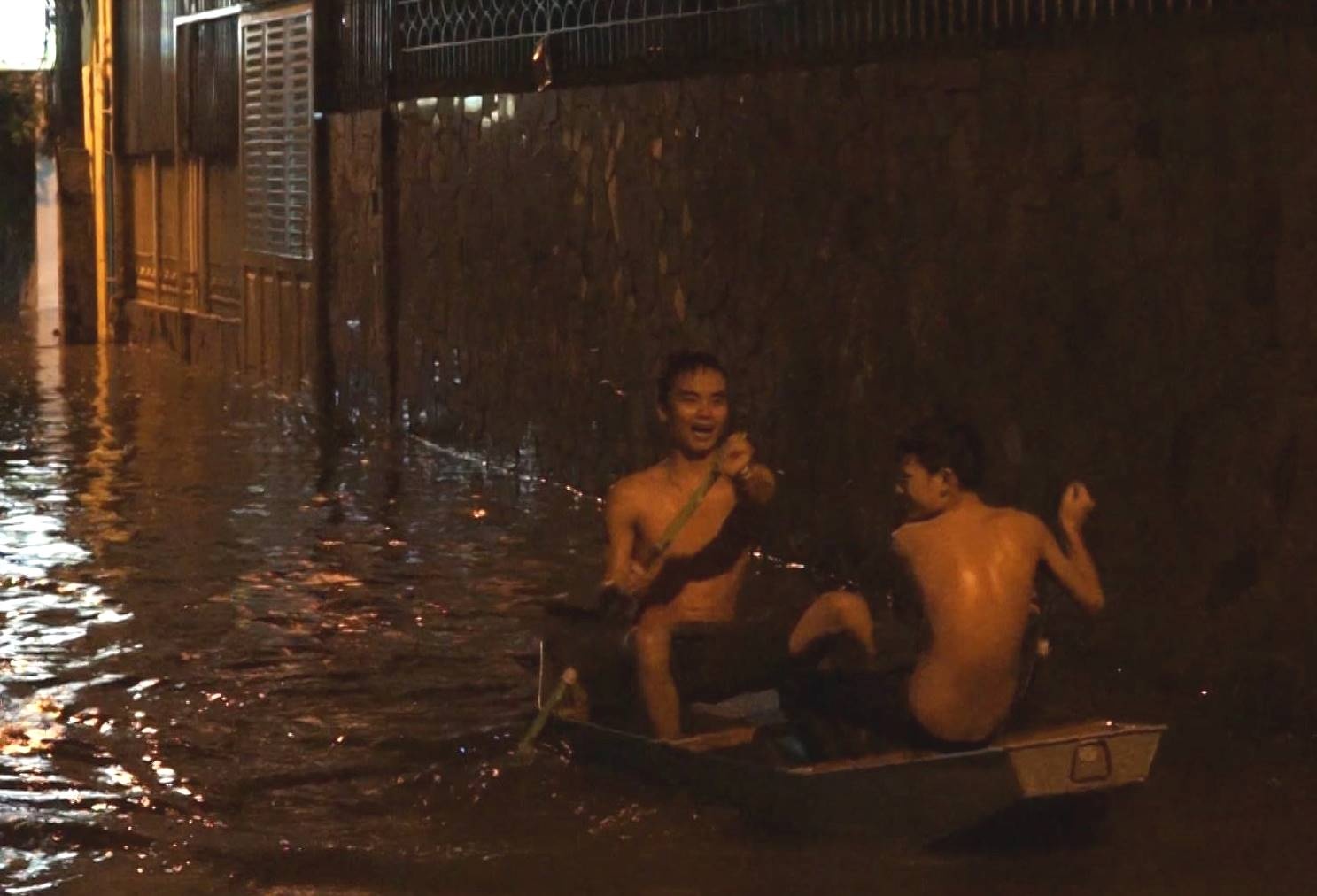Nguoi Ha Noi boi thuyen tren pho hinh anh