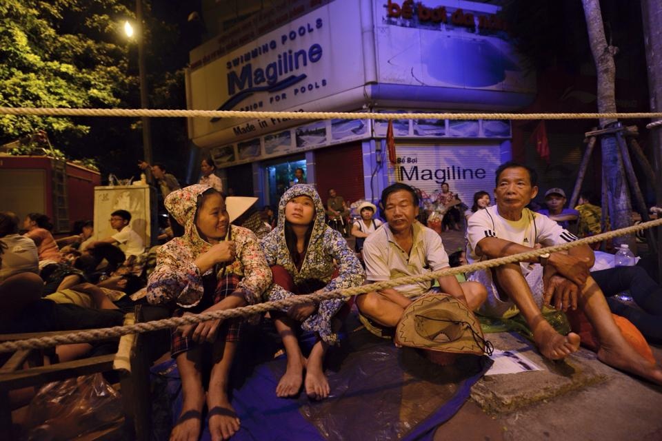 Nguoi dan nam, ngoi suot dem tren via he cho dieu binh hinh anh