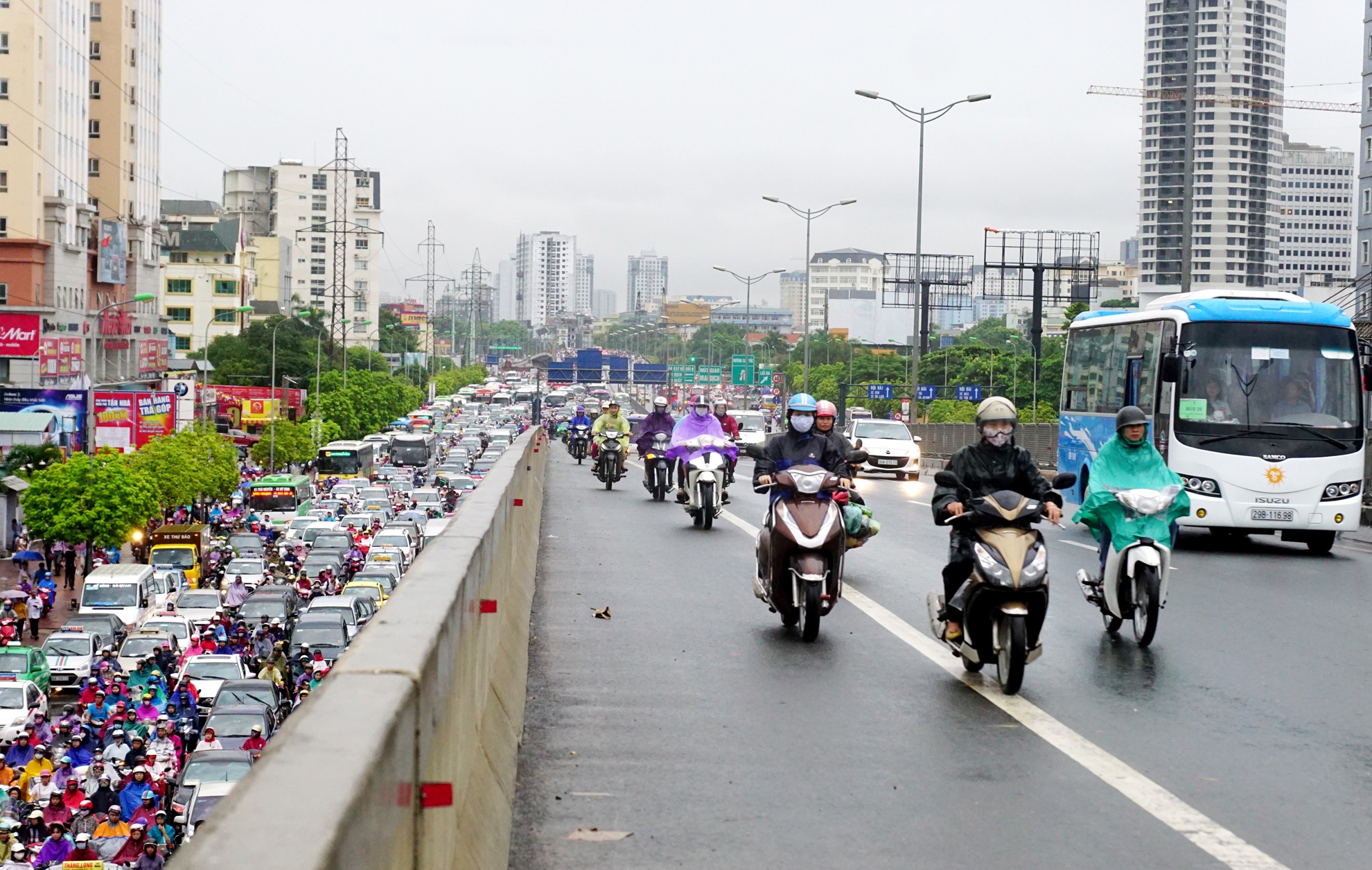 Xe may phong vao duong cam vanh dai 3 ne doan un tac hinh anh