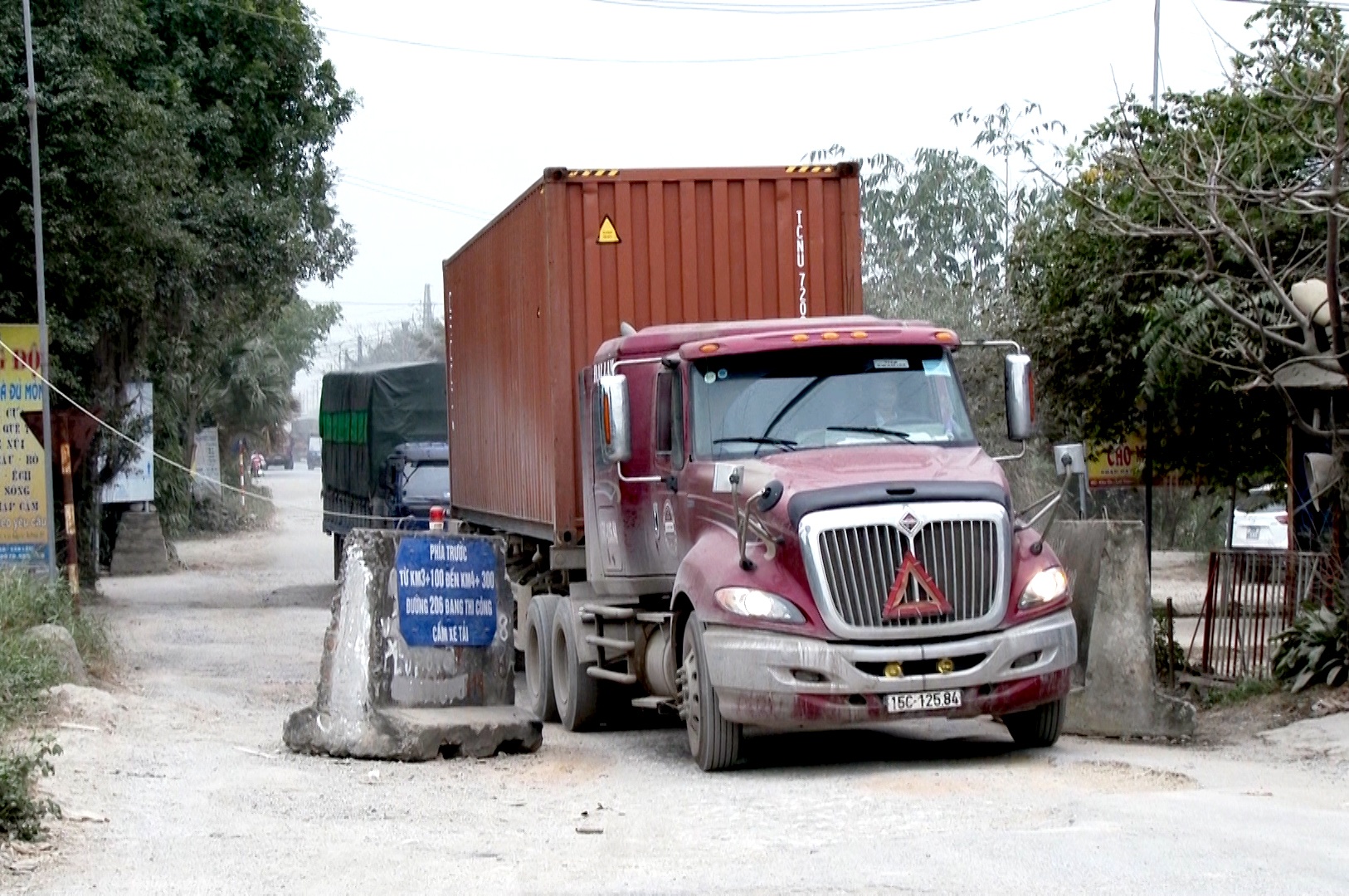 Xe container tron tram thu phi duong 5, pha nat tinh lo hinh anh