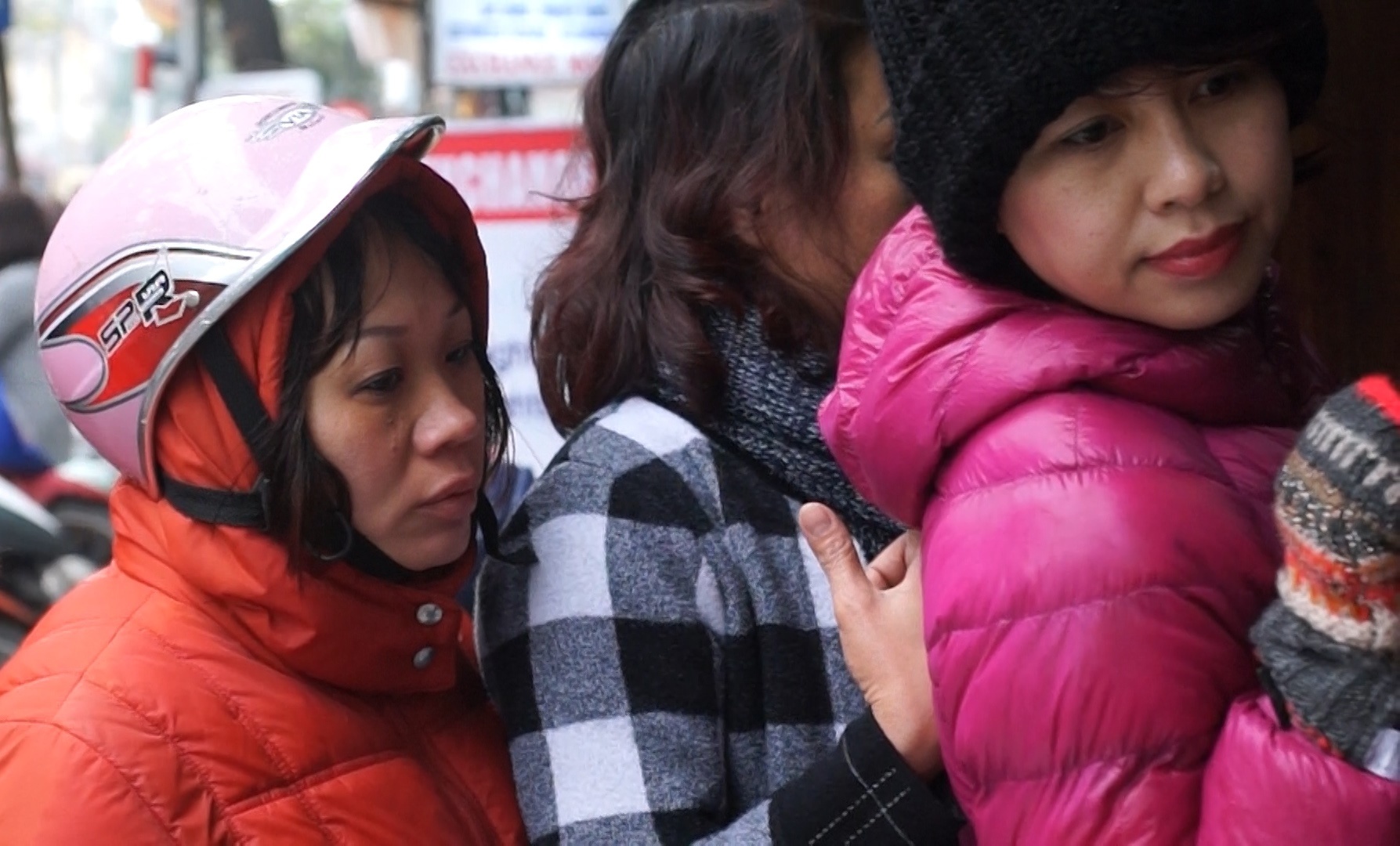 Nguoi Ha Noi xep hang dai mua banh chung hinh anh