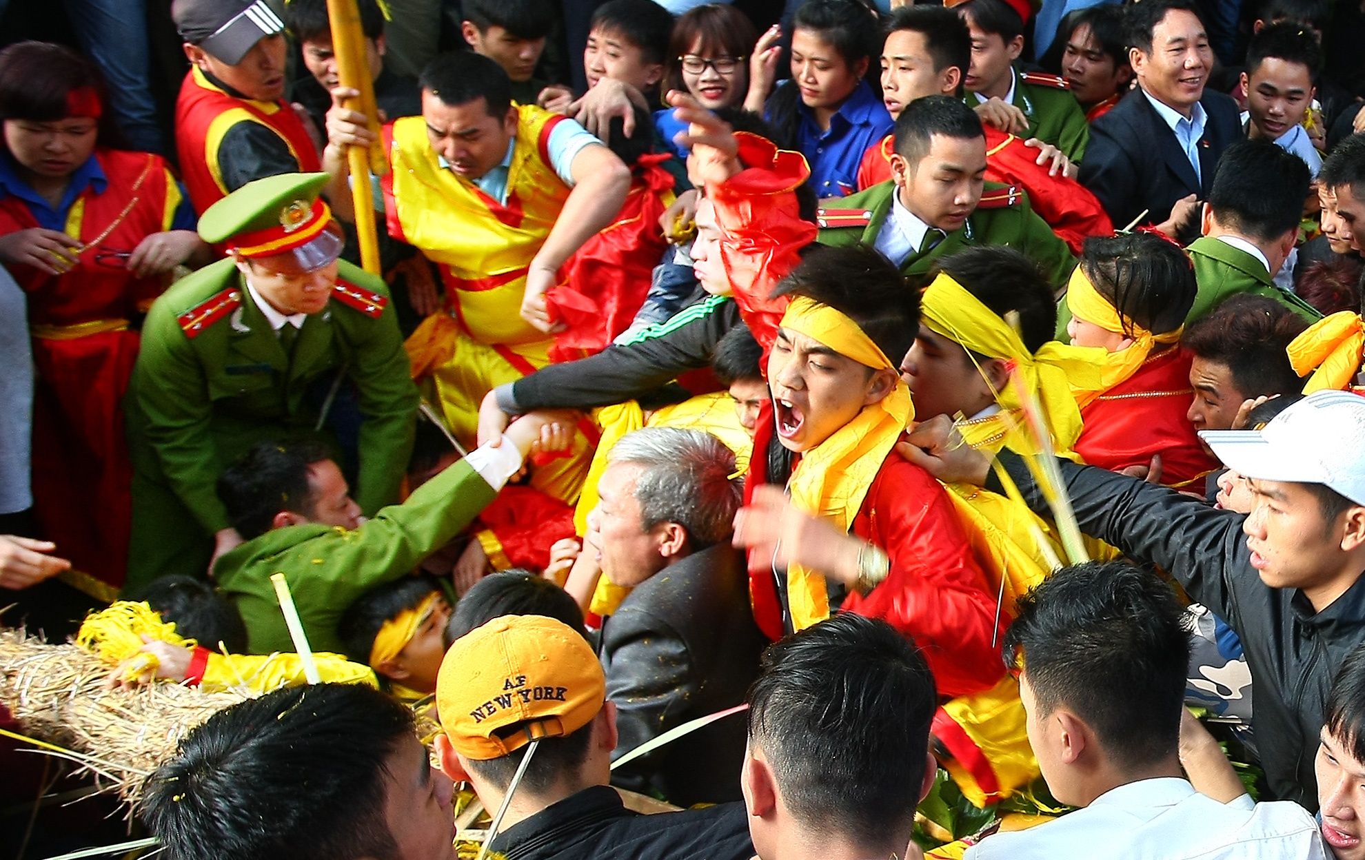 Cuop loc hoa tre hon loan tai hoi Giong hinh anh