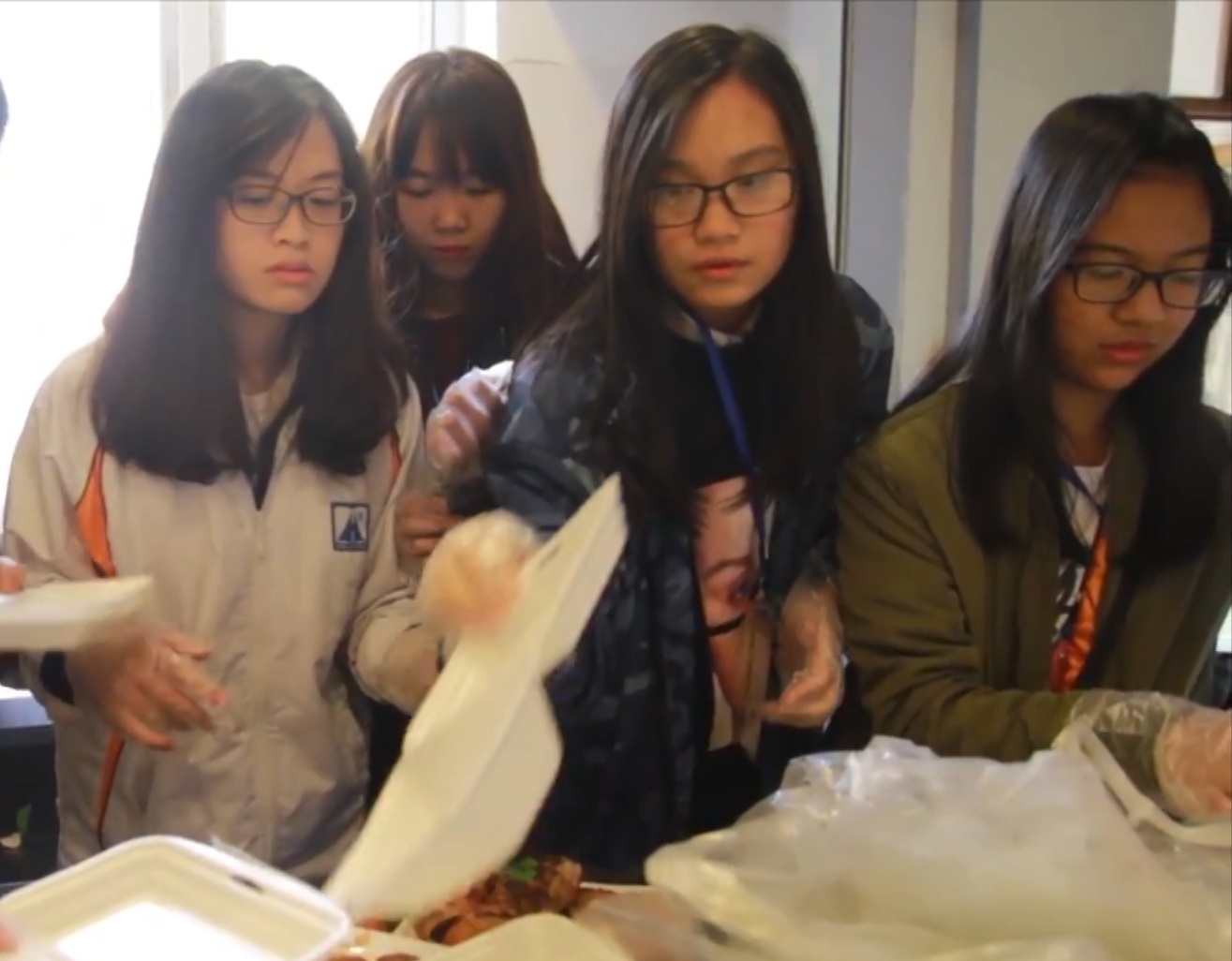 Biet doi 9X chuyen 'giai cuu' do an trong khach san hinh anh