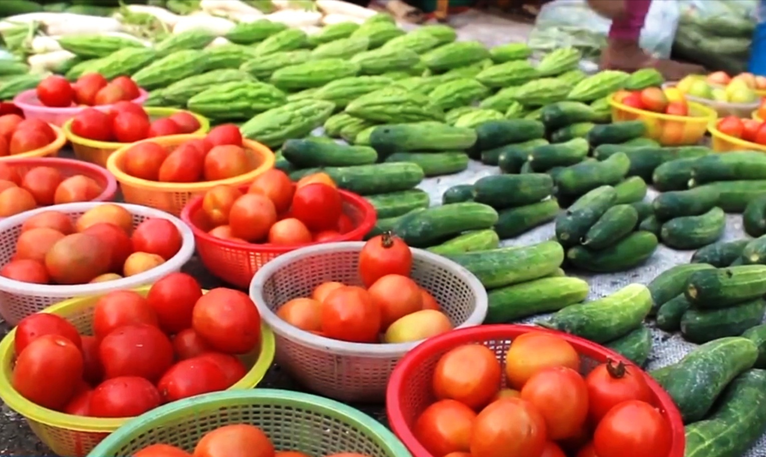 Cho thuc pham tren dia o Sai Gon hinh anh