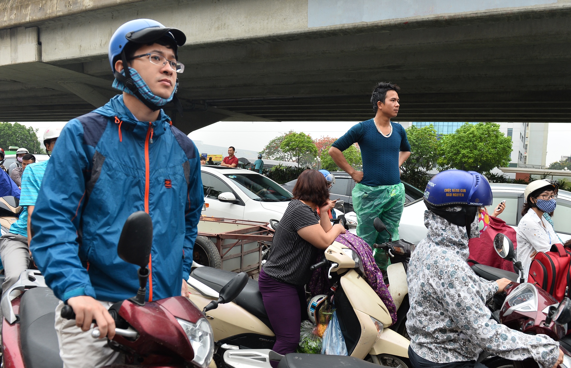 Hang nghin nguoi muon gio lam vi ngap lut va tac duong hinh anh