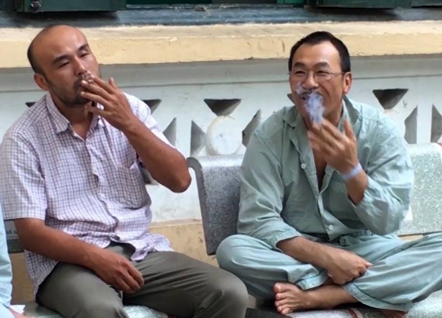 Benh nhan phi pheo thuoc la ngay tai benh vien hinh anh