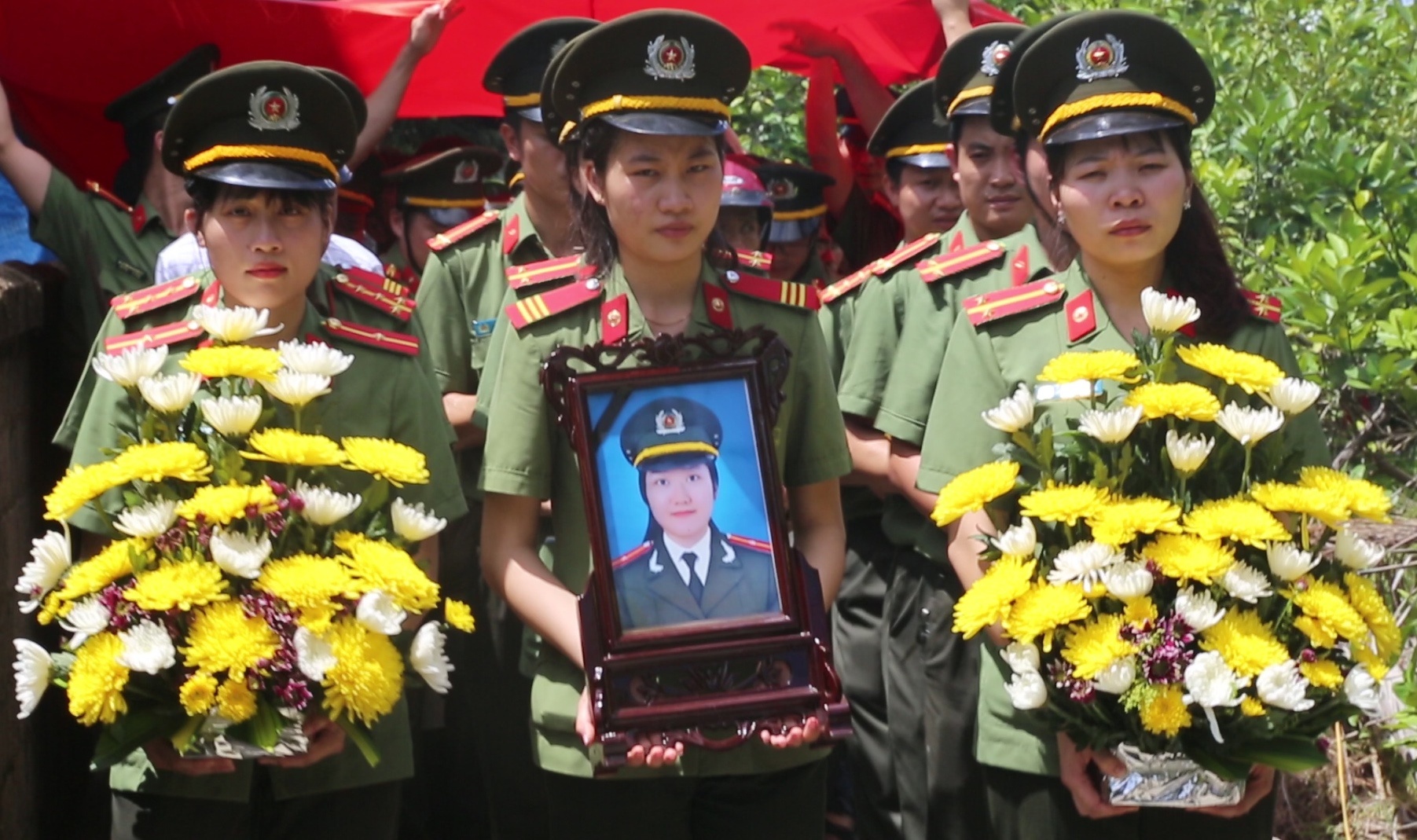 Vinh biet thieu uy Dau Thi Huyen Tram hinh anh