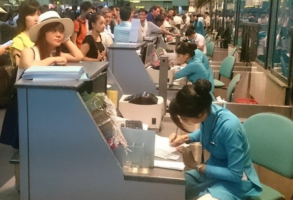 Lam thu tuc len may bay thu cong o Noi Bai hinh anh
