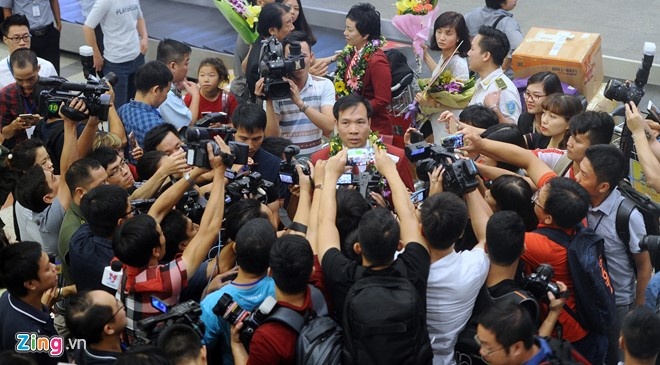 Hoang Xuan Vinh duoc chao don cuong nhiet tai san bay hinh anh