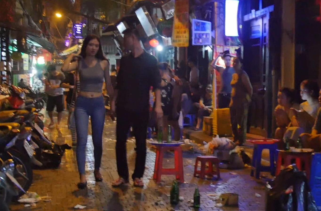 Dan choi kho chiu vi phai roi bar luc 0h hinh anh