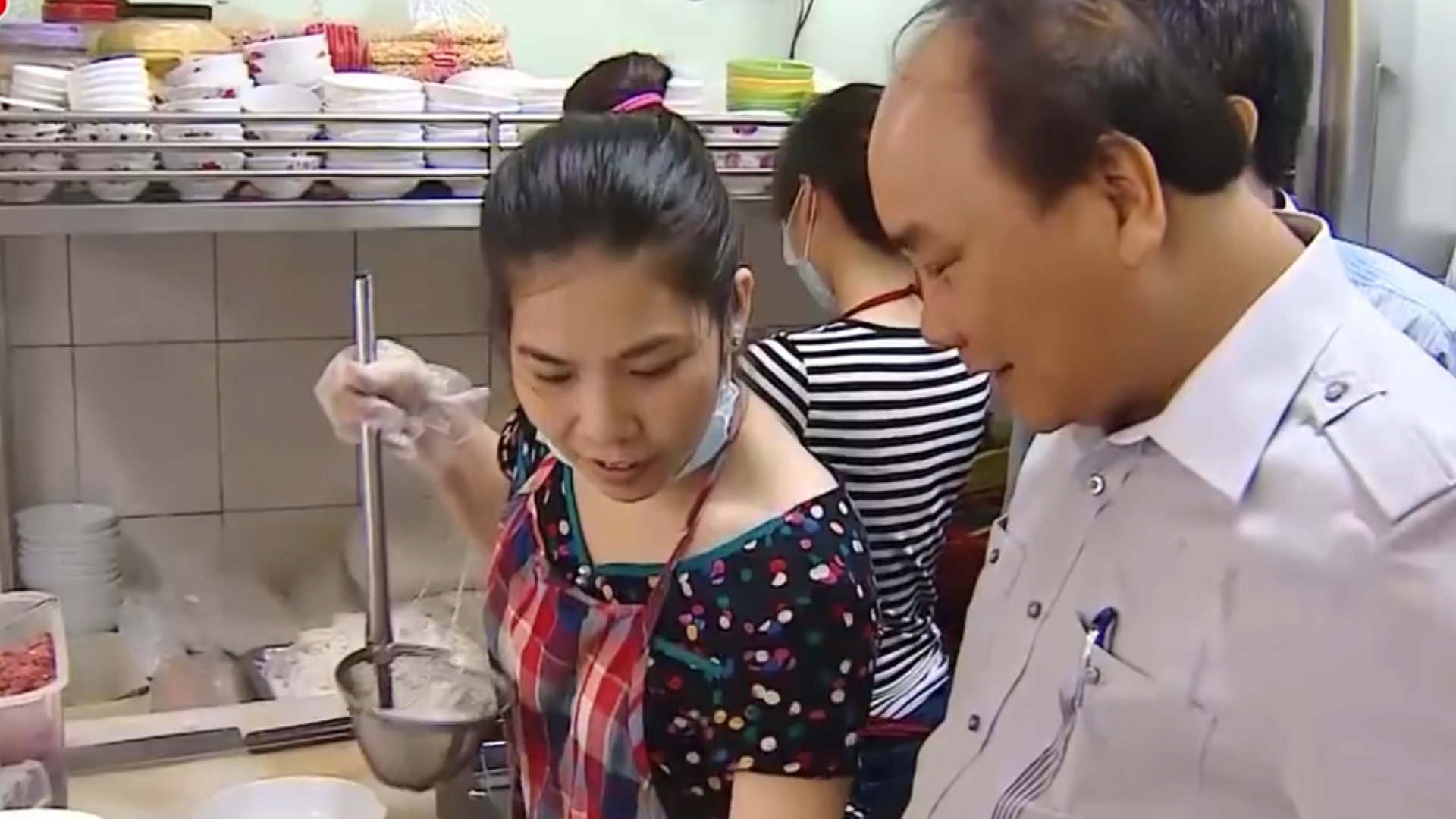 Chu quan bat ngo khi Thu tuong toi an pho sang hinh anh