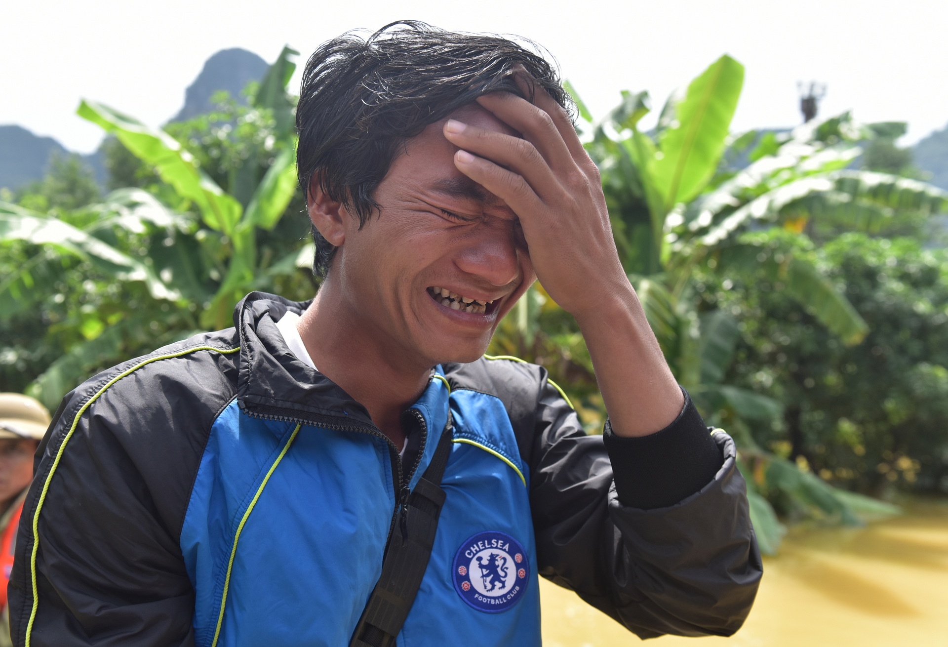 Con trai bat luc nhin bo bi lu cuon troi hinh anh