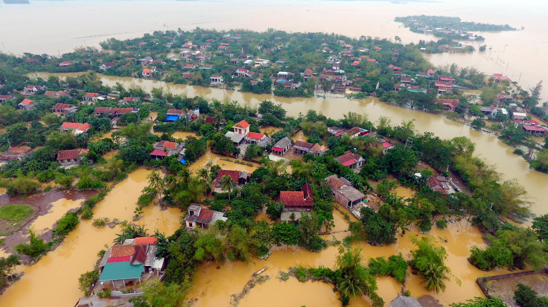 xom bi co lap 4 ngay anh 1