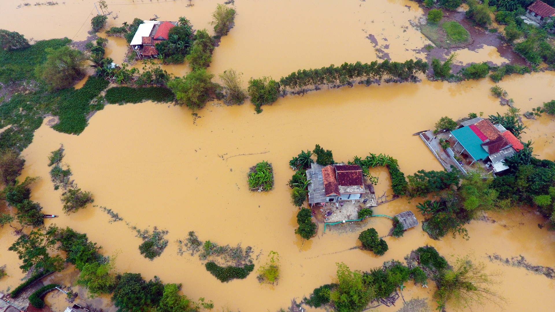 xom bi co lap 4 ngay anh 2