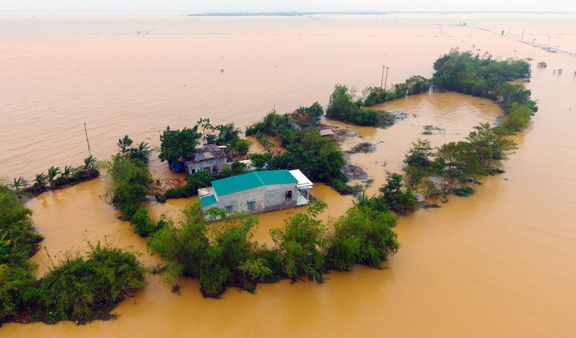 xom bi co lap 4 ngay anh 5