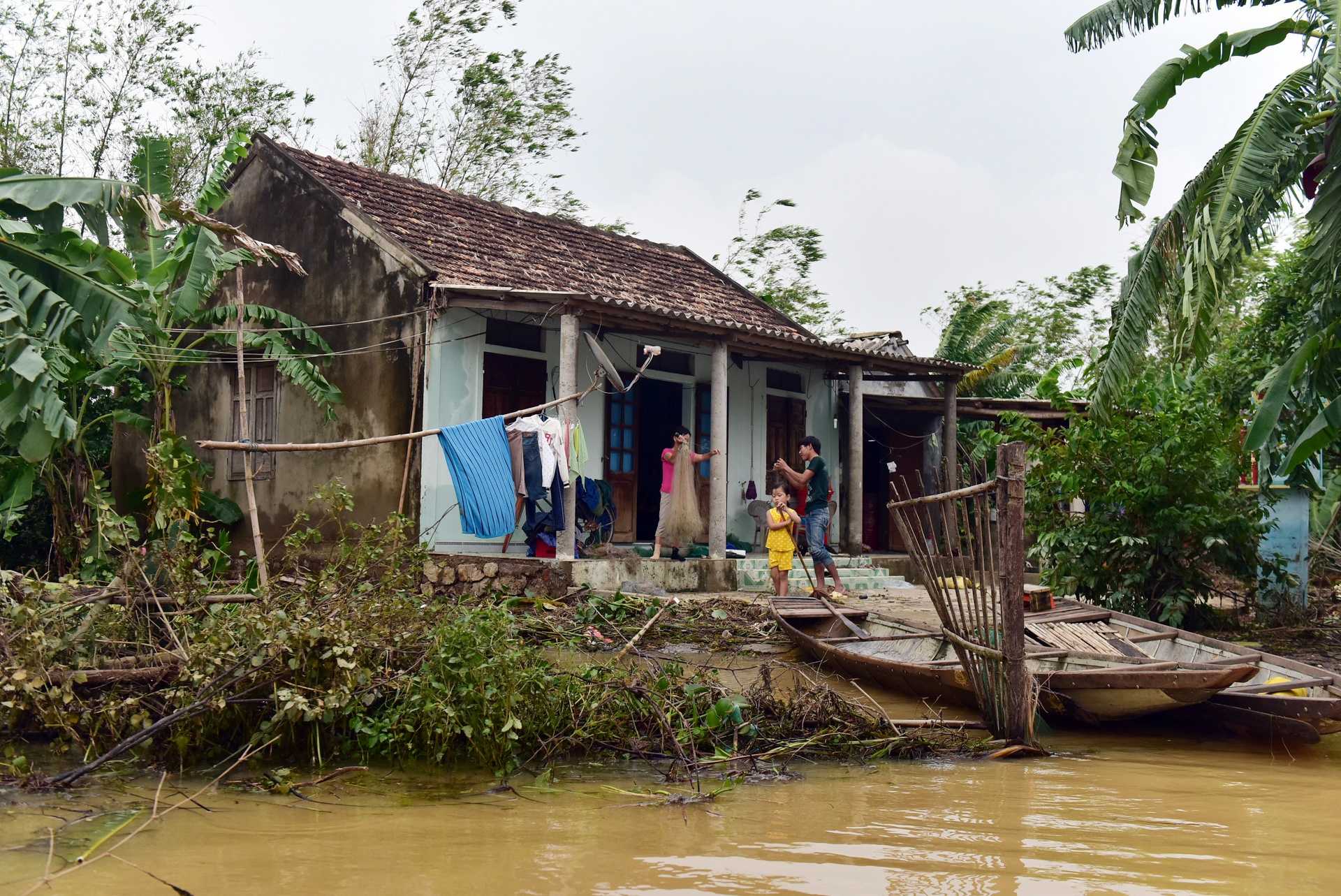 xom bi co lap 4 ngay anh 7