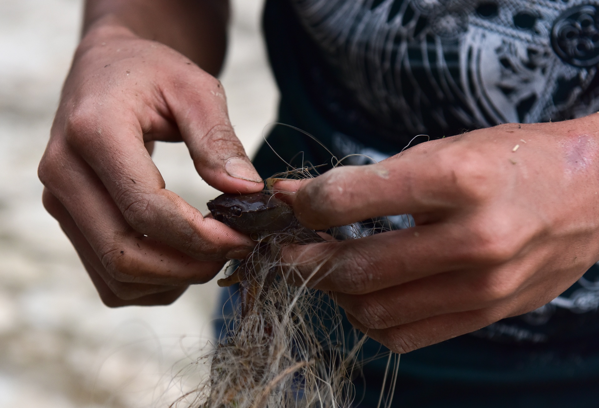 xom bi co lap 4 ngay anh 8