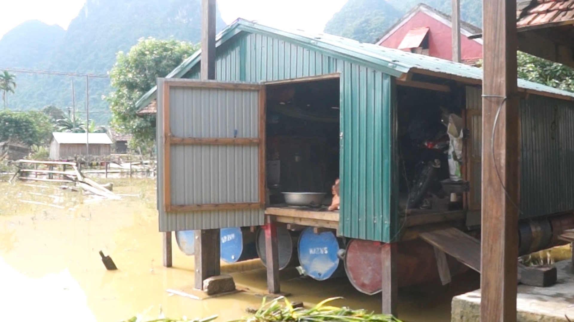 Dan vung ron lu thoat chet nho nha tu noi hinh anh