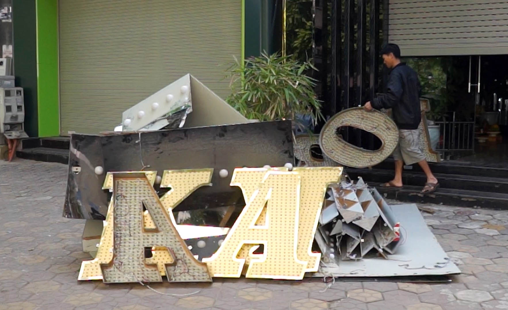 Nhieu quan karaoke thao do bien sau vu chay hinh anh