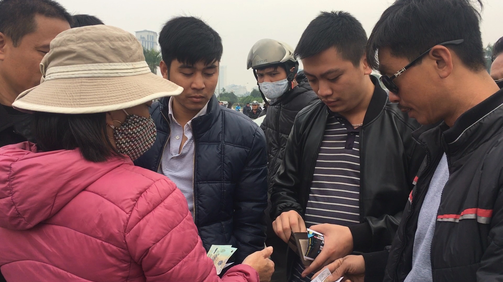 Cho ve My Dinh nhon nhip, tang gia 6 lan hinh anh