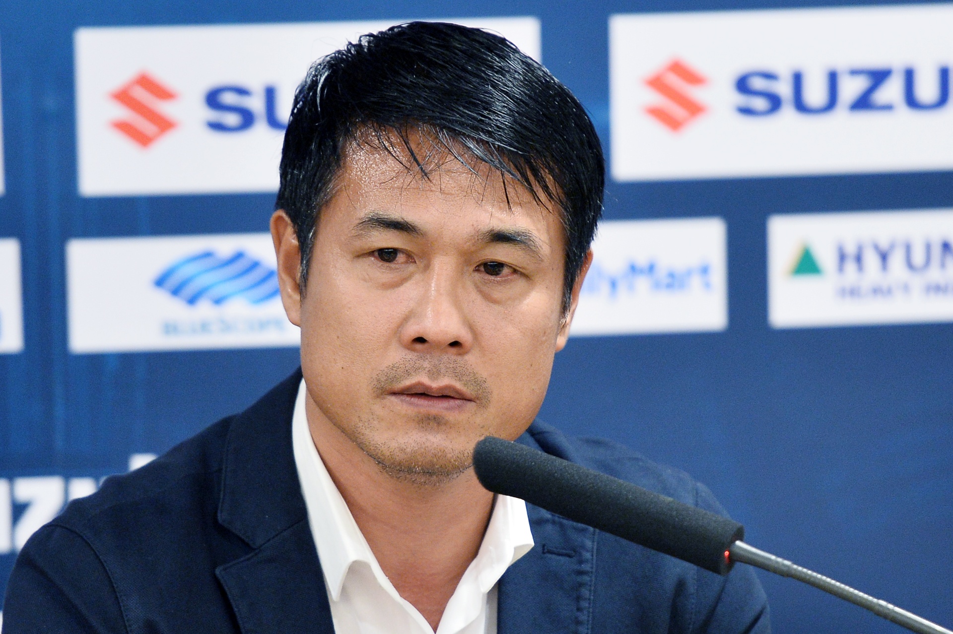 HLV Huu Thang rom rom nuoc mat trong phong hop bao hinh anh