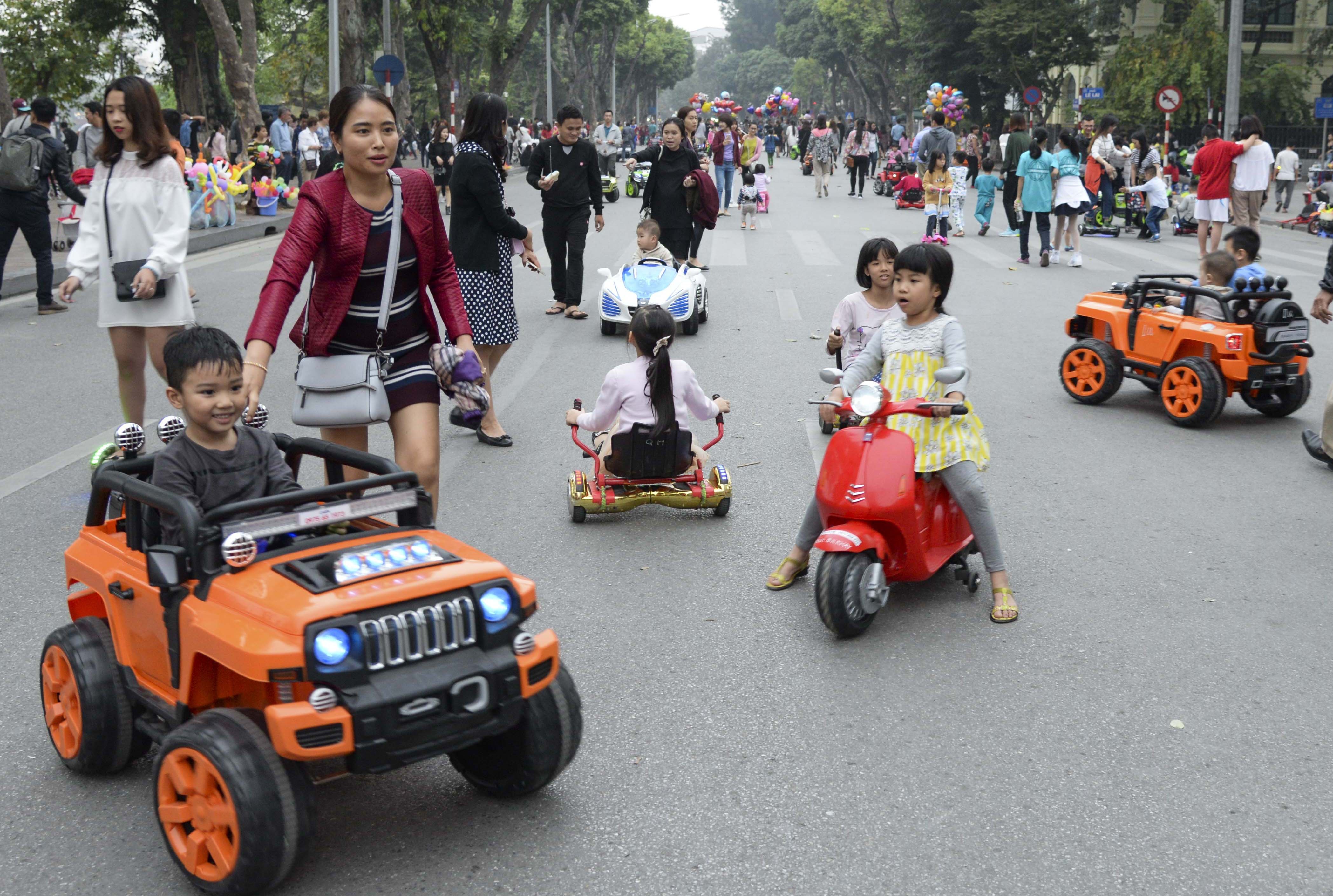 Dich vu oto dien do choi ngap pho di bo ho Guom hinh anh