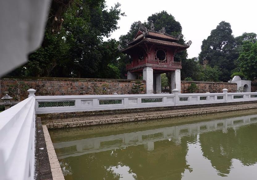 Van Mieu - Quoc Tu Giam thay mau son moi hinh anh