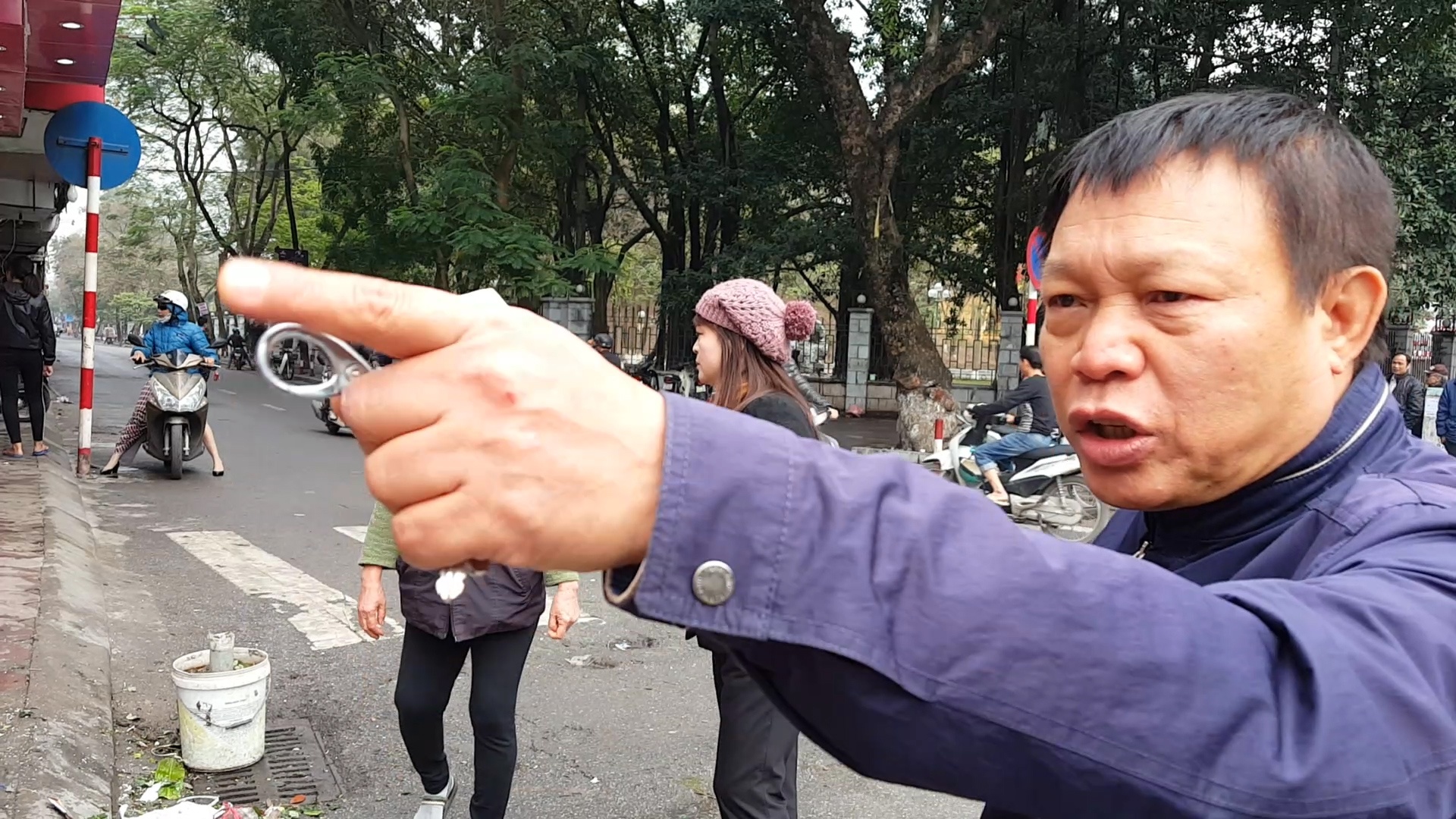 Nguoi dan doi kien khi bi do bien quang cao hinh anh