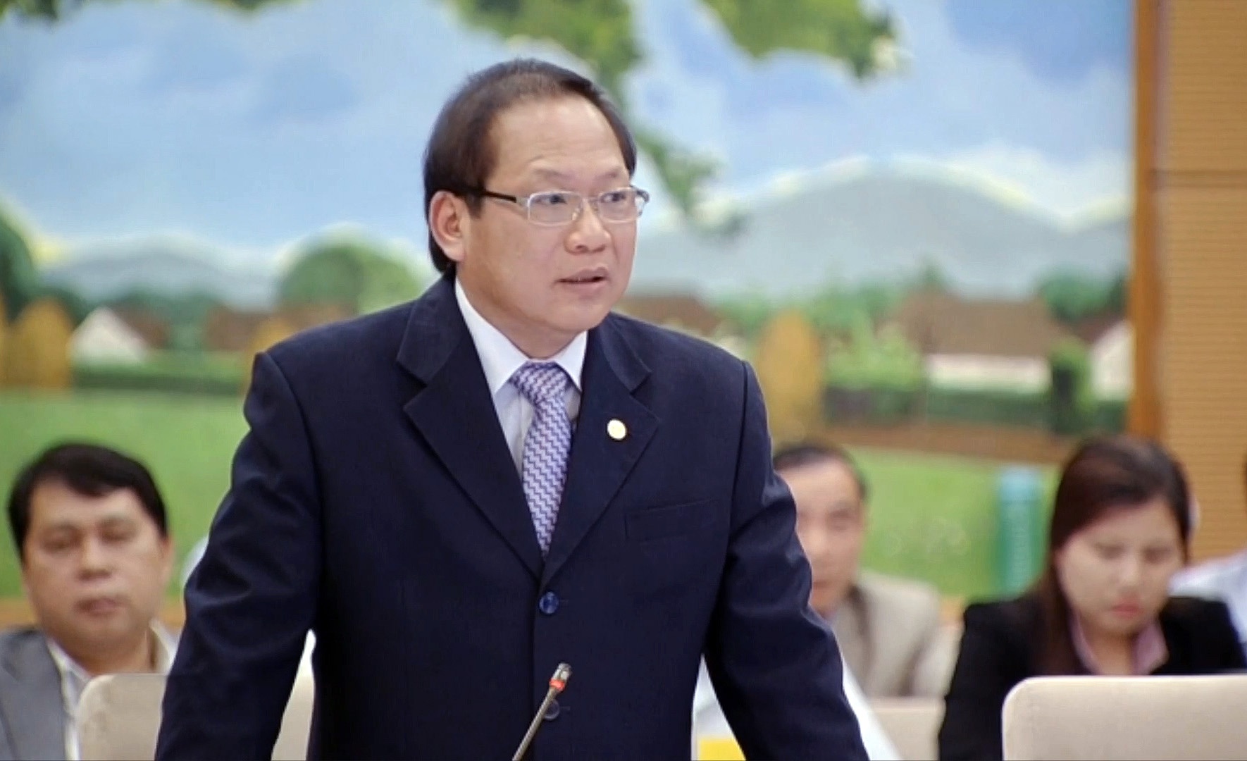 Bo truong Truong Minh Tuan tra loi chat van an toan thong tin mang hinh anh