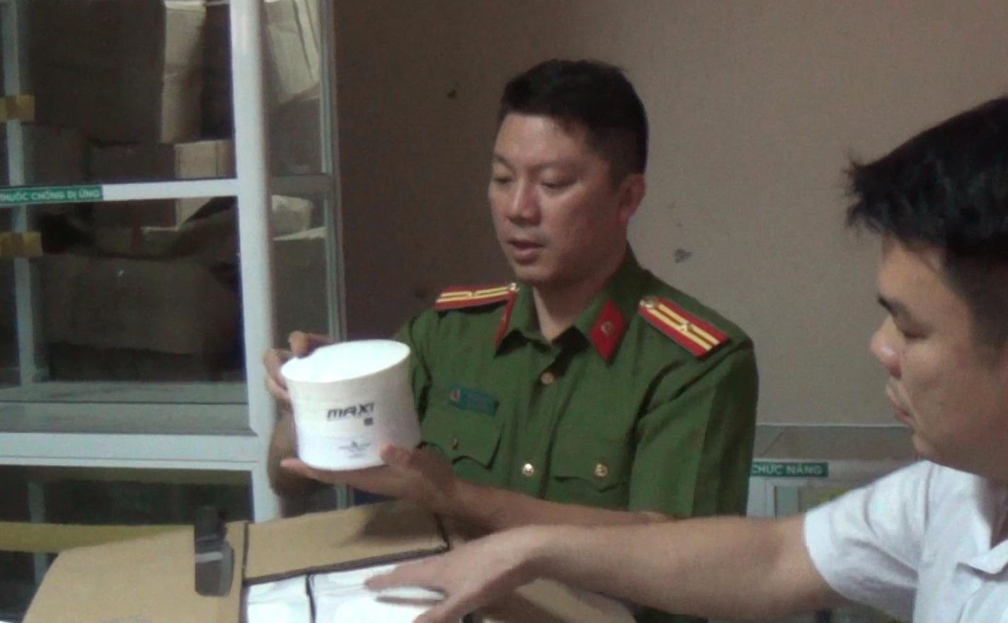 Tich thu 4 tan my pham nhap lau hinh anh