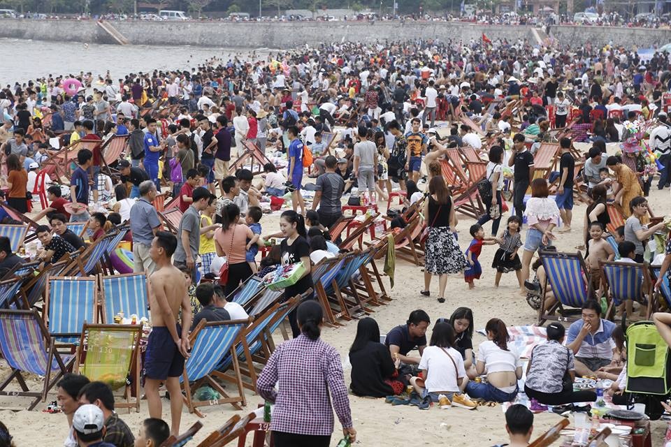 Bai bien Do Son ken kin nguoi di nghi le hinh anh