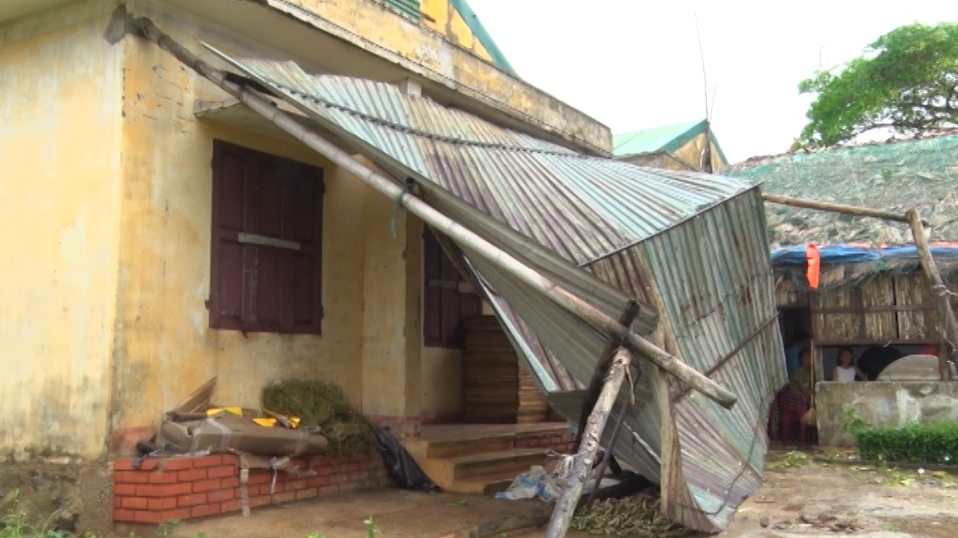 Nhieu can nha tren dao Con Co bi toc mai hinh anh