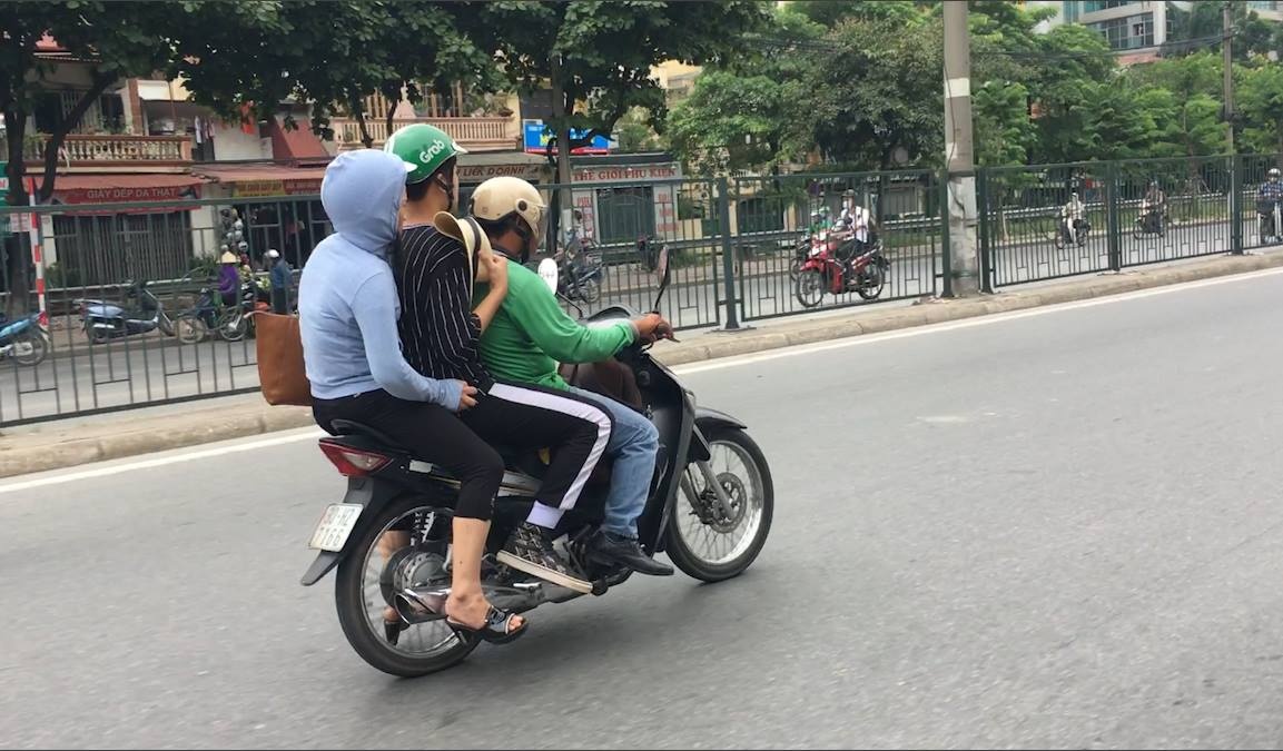 Tai xe GrabBike 'lam xiec' tren pho Ha Noi hinh anh