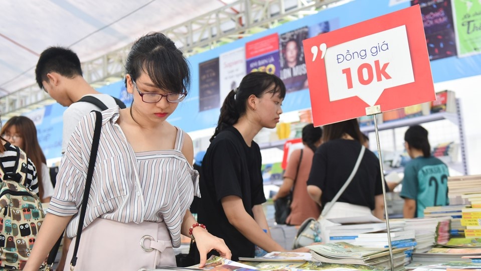 Doc gia tre hao hung voi hoi cho sach Quoc te hinh anh