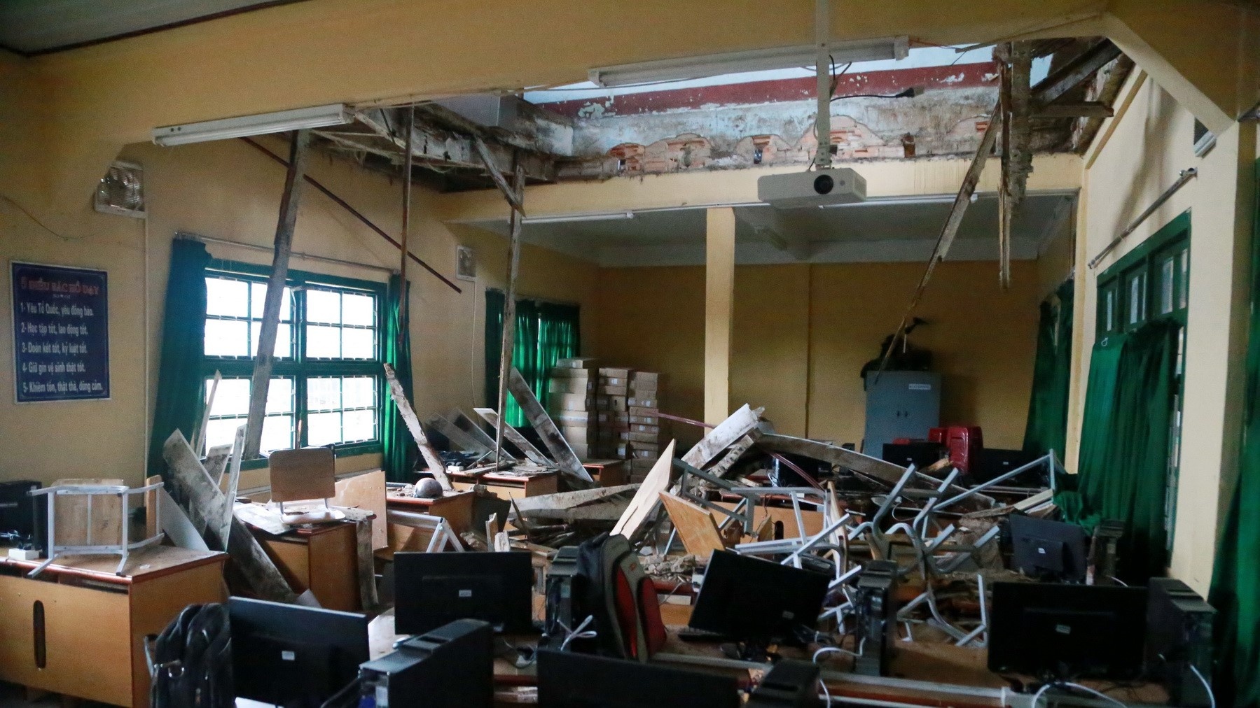 San lop hoc do sap, 10 hoc sinh chan thuong hinh anh