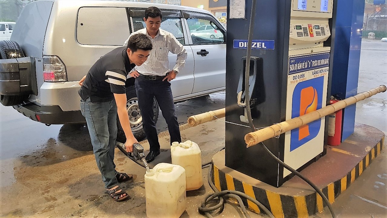 Nguoi dan Nghe An mua xang du tru truoc bao so 10 hinh anh