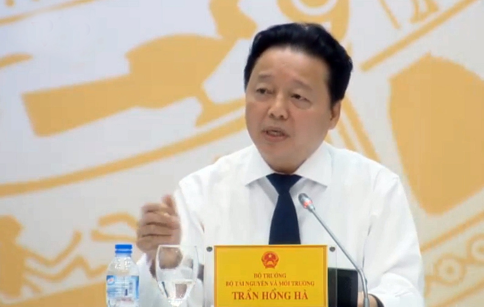 Bo truong Tran Hong Ha noi ve viec Cuc pho mat 385 trieu dong hinh anh