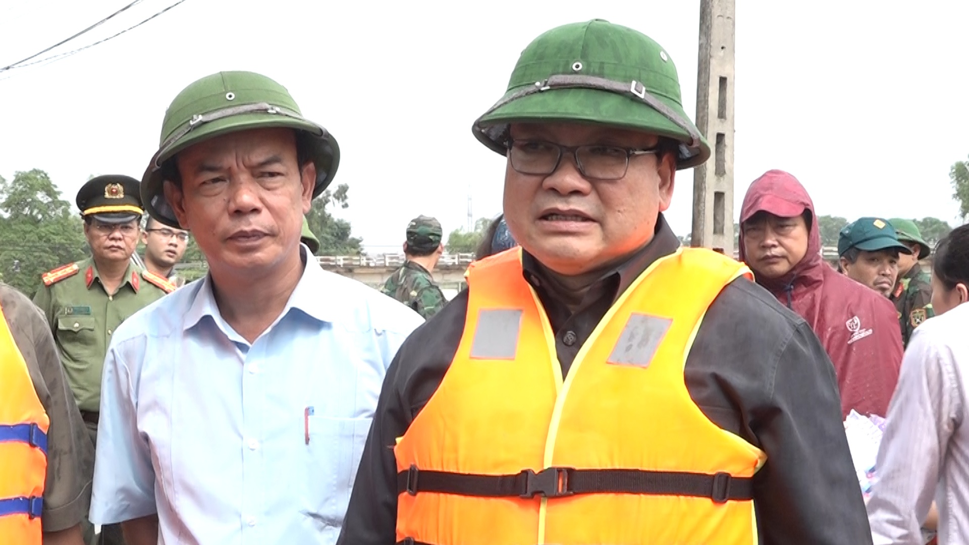 Bi thu Ha Noi tham, dong vien nhan dan bi anh huong boi mua lu hinh anh