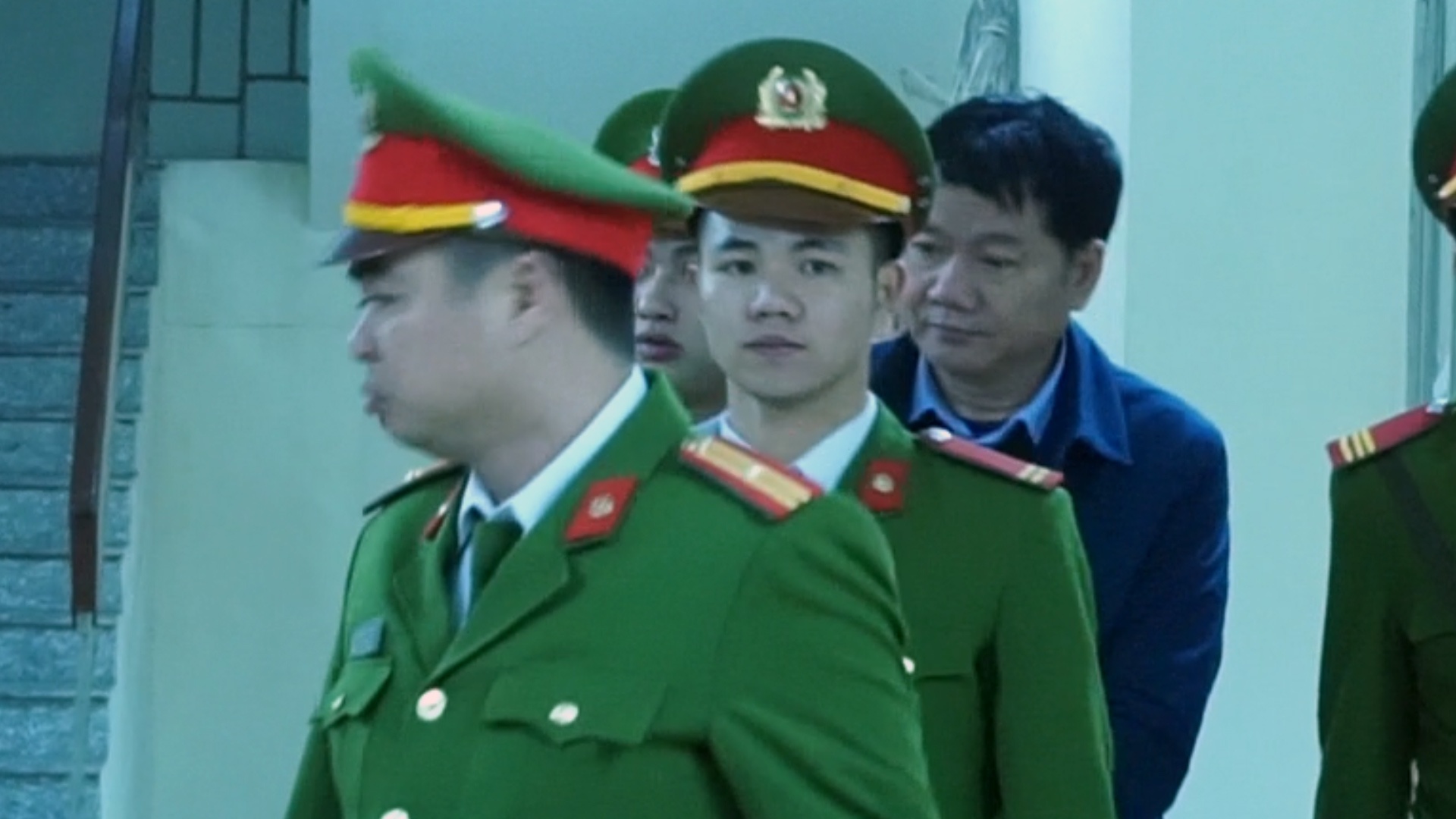 Canh sat lay o che chan dua ong Dinh La Thang ve trai tam giam hinh anh