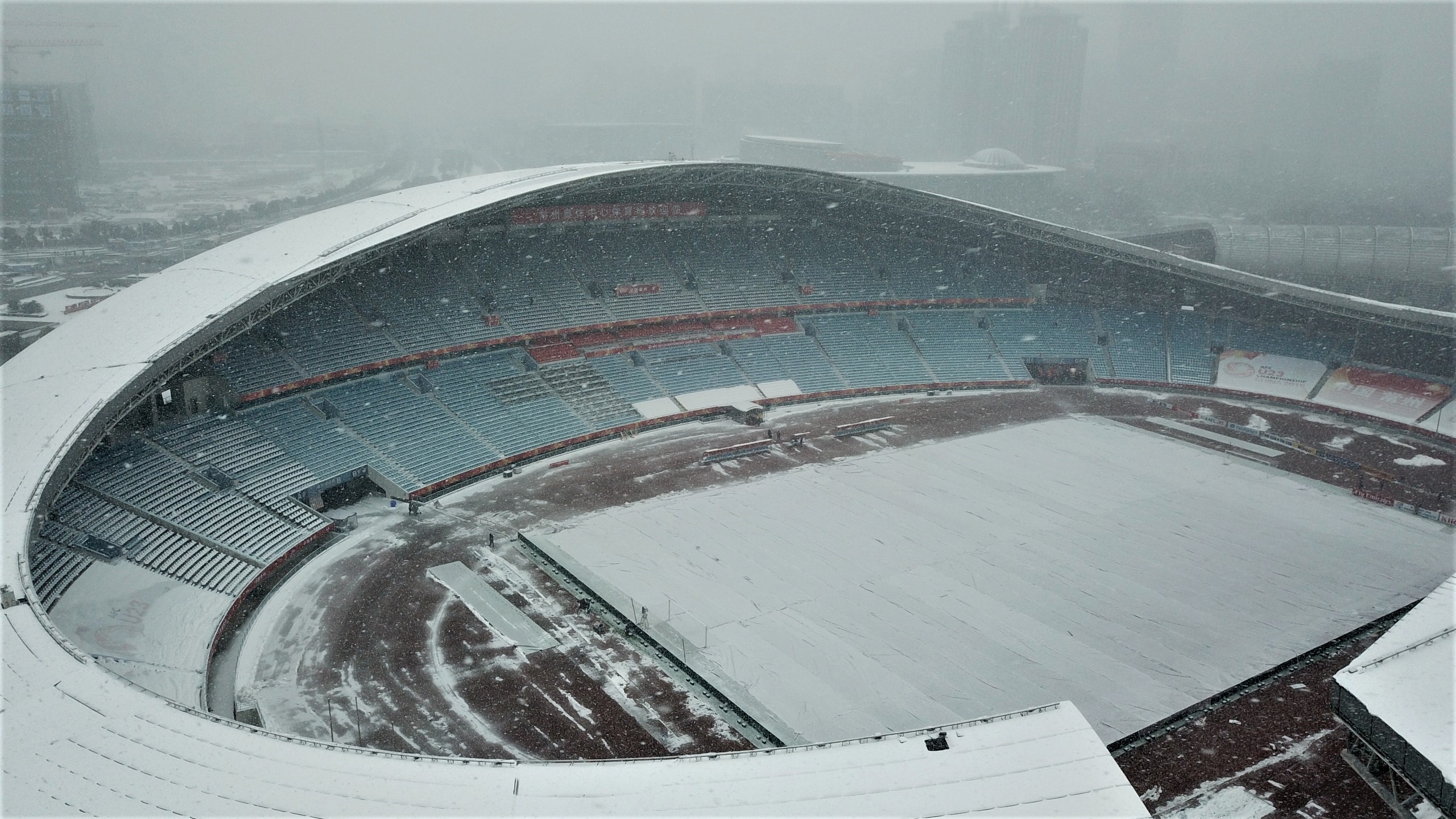 Tuyet phu kin mat san dien ra tran chung ket U23 chau A hinh anh